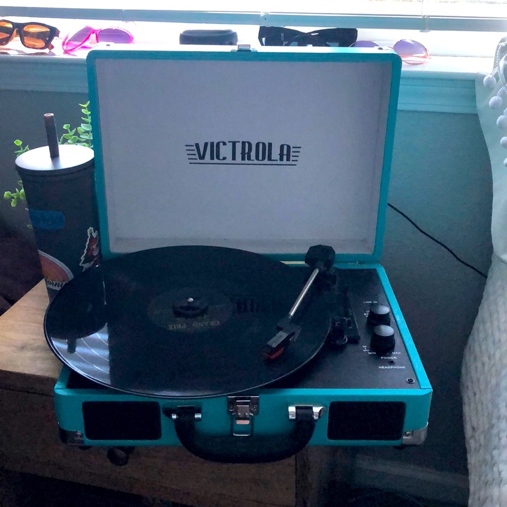Victoria record player, comes with the charger in brand new condition.